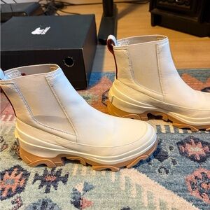 Sorel Cream and Tan Ankle Boots